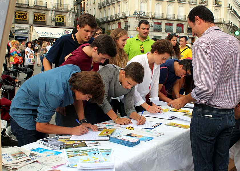 Image for article  Meditación pacífica atrae a turistas que visitan la Campana de la Libertad