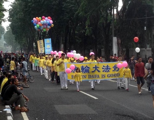 Image for article Indonesia: Celebrando el Día Mundial de Falun Dafa en Surabaya (Fotos)