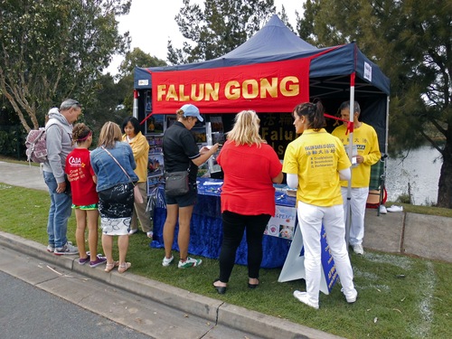 Image for article ​Australia: Falun Dafa recibe una cálida bienvenida en el Festival Pacific Pines a pesar de interferencia del PCCh (Fotos)