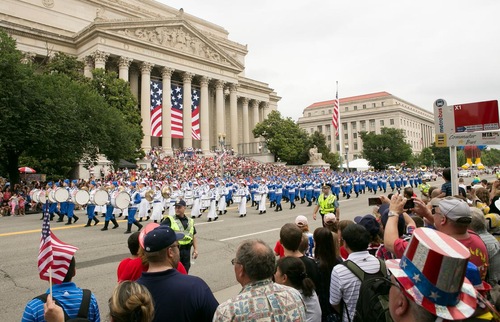 Image for article Washington, DC: La banda de música de Falun Gong resalta en el desfile del Día de la  Independencia (Fotos)
