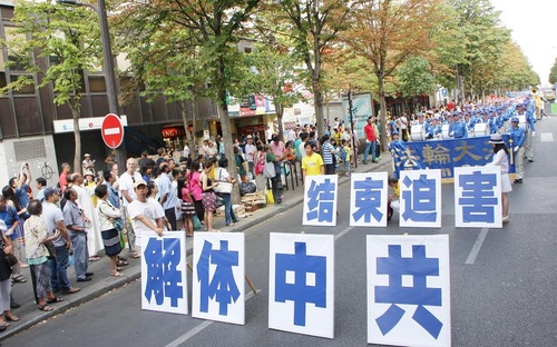 Image for article Turistas chinos en París: “¡Larga vida a Falun Gong!”