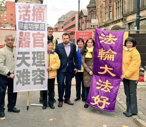 Image for article Manchester, Inglaterra: concejal de la ciudad se une a la protesta de Falun Gong durante la visita de Xi Jinping