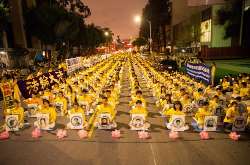 Image for article Más de 1000 personas realizan vigilia de velas en el consulado chino de Los Ángeles
