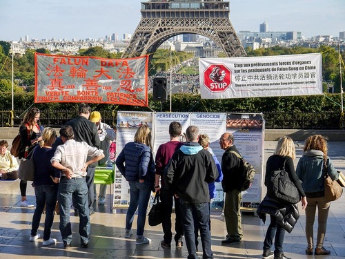 Image for article Turista chino en París: “China tiene esperanza por Falun Gong”