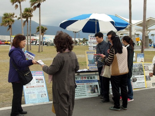Image for article Playa de Chishingtan, Taiwán: Turistas chinos aprenden sobre la persecución a Falun Gong