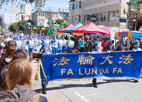 Image for article La Banda Marchante de la Tierra Divina debuta en el Desfile de Pascua de San Francisco