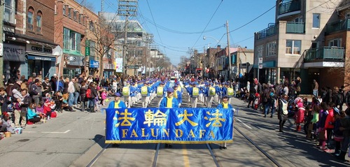 Image for article Canadá: La Banda Marchante de la Tierra Divina participa en el Desfile de Pascua de Toronto Beaches