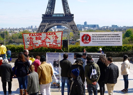 Image for article París: Turistas y residentes conocen sobre Falun Dafa en la Plaza Trocadero