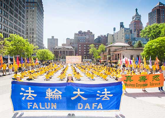 Image for article Más de 1000 practicantes celebran el Día Mundial de Falun Dafa en la Plaza Unión en Nueva York