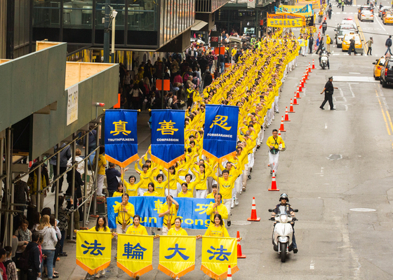 Image for article Gran desfile con cerca de 10.000 practicantes en Nueva York para celebrar el Día Mundial de Falun Dafa