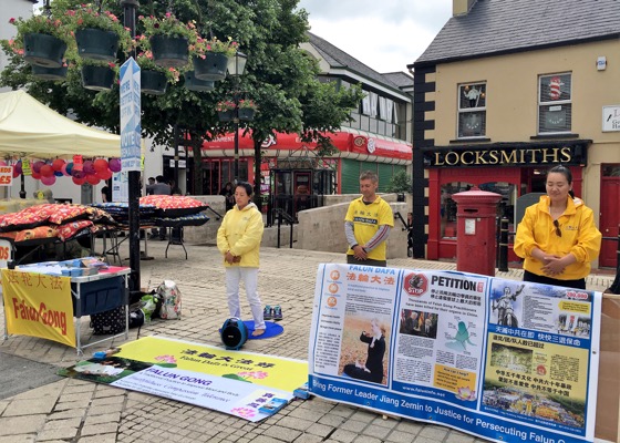 Image for article Irlanda del Norte: Residentes de Enniskillen firman la petición para detener la represión a Falun Gong en China