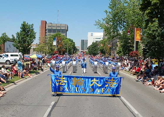 Image for article Ontario, Canadá: La participación de Falun Dafa fue bien recibida en dos grandes desfiles