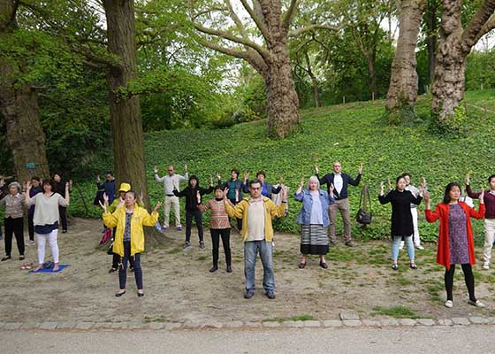 Image for article París: Testigos de la belleza de Falun Dafa en Parc des Buttes-Chaumont