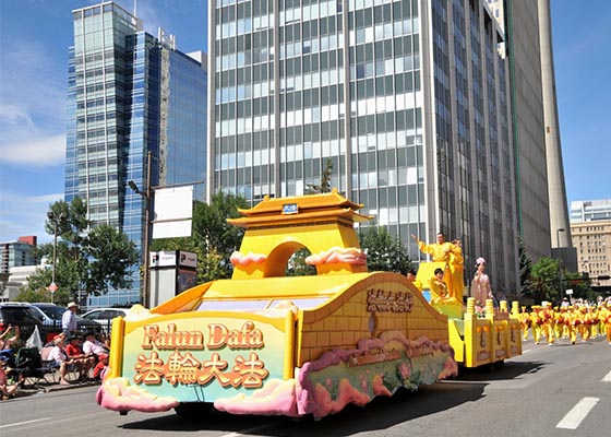 Image for article Canadá: La procesión de Falun Gong brilla en el Desfile de la Estampida en Calgary