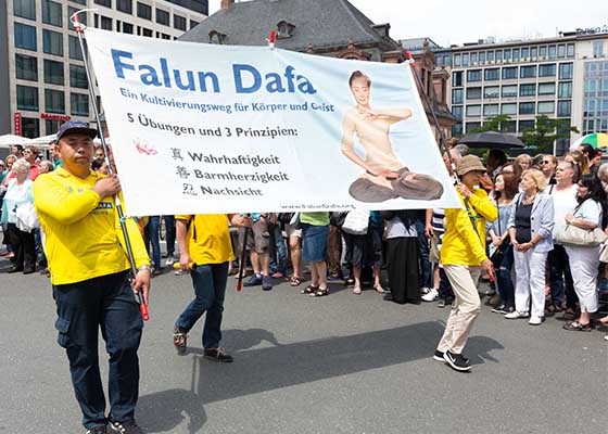 Image for article Fráncfort, Alemania: El grupo de Falun Dafa inspira e informa en el Desfile de las Culturas