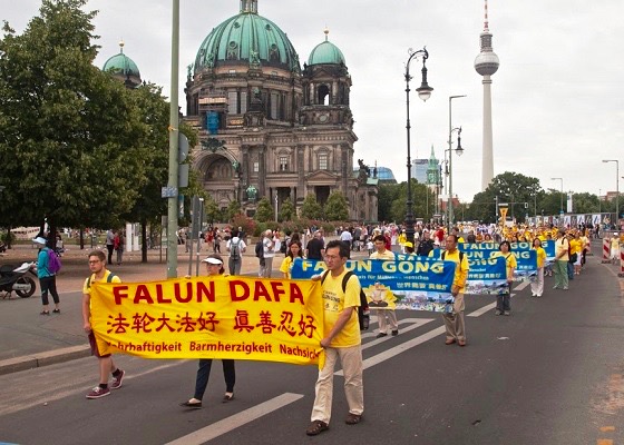 Image for article Los practicantes de Falun Dafa desfilan en Berlín ganando apoyo para conseguir el fin de la persecución en China