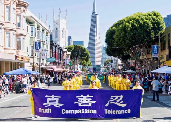Image for article San Francisco: el grupo de Falun Dafa se destaca en el Desfile del Día de Colón