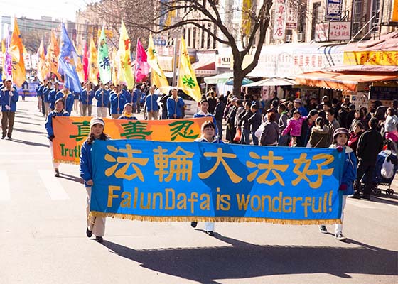 Image for article En Nueva York, la comunidad china de Brooklyn, da la bienvenida al desfile de Falun Gong