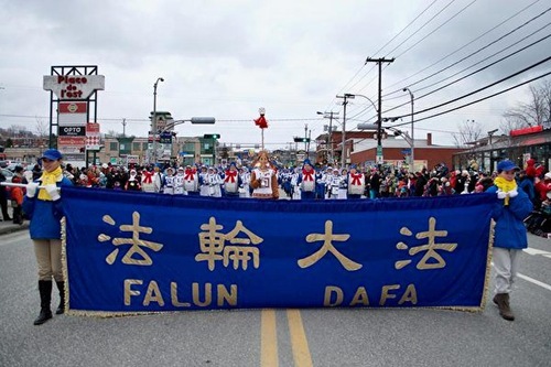Image for article La banda marchante de Falun Gong encabezó el Desfile de Navidad en Sherbrooke, Canadá