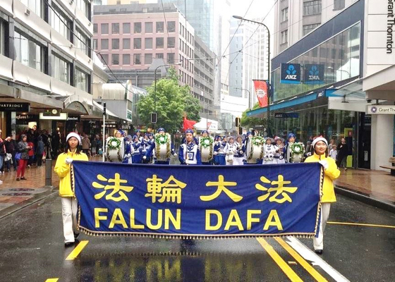 Image for article Falun Dafa: Bienvenido en el desfile navideño de la capital de Nueva Zelanda