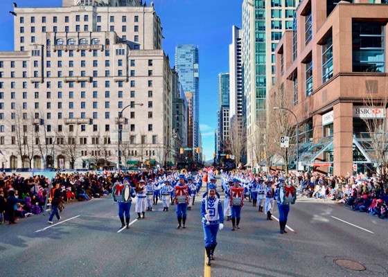 Image for article Falun Dafa participa en Desfiles de Navidad de todo el mundo 