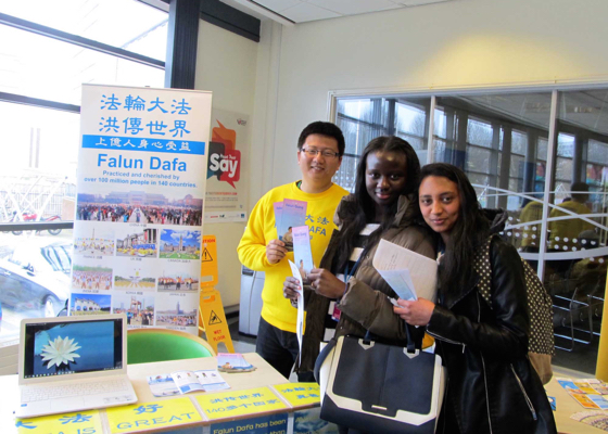 Image for article Falun Dafa es bienvenido durante la Semana de la Diversidad en la Universidad Metropolitana de Birmingham
