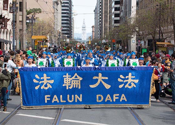 Image for article San Francisco: La Banda de Falun Gong actúa en el Desfile del Día de San Patricio