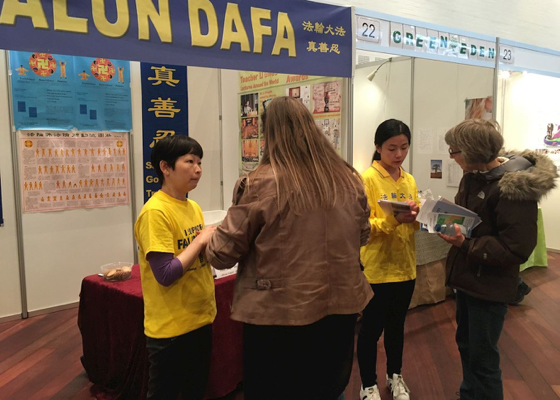 Image for article Dinamarca: Los asistentes a la Exposición “Cuerpo y Mente” ansiosos por aprender Falun Gong