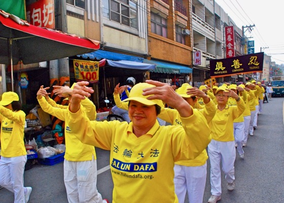 Image for article Taiwán: Practicantes de Falun Gong participan en el desfile de la Escuela Primaria en Chiayi