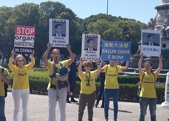 Image for article Lisboa, Portugal: Los practicantes de Falun Gong protestan por la visita de un funcionario chino implicado en la persecución