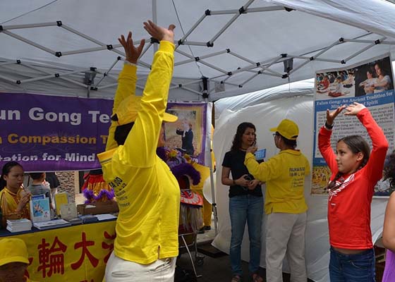 Image for article Canadá: Dando a conocer Falun Gong en el festival del Día de la Juventud en Toronto