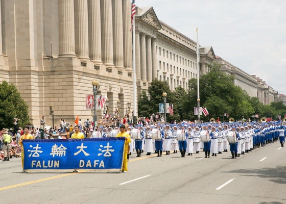 Image for article El desfile de Falun Dafa captó la atención del público en el Dia de la Independencia de los Estados Unidos 