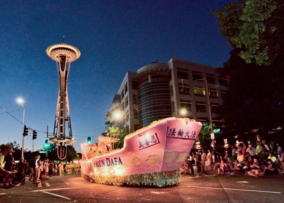 Image for article Falun Dafa presenta la cultura china en el Desfile de Antorchas de Seattle 