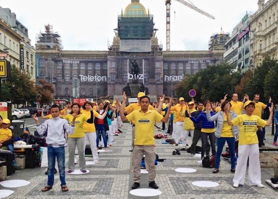 Image for article República Checa: manifestación pacífica y desfile de Falun Dafa transmitido en vivo en Praga