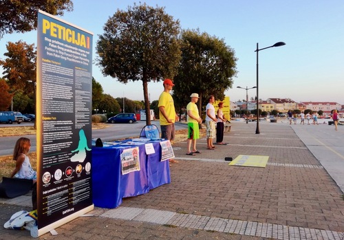 Image for article  Croacia: Hablando a la gente sobre Falun Dafa durante la ola de calor