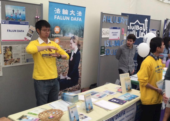 Image for article De Londres a Lima: Presentación de Falun Dafa a estudiantes en el Reino Unido y Perú