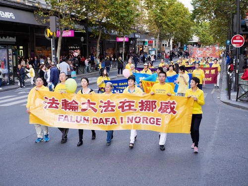 Image for article Más de 1300 practicantes de Falun Gong marchan en París