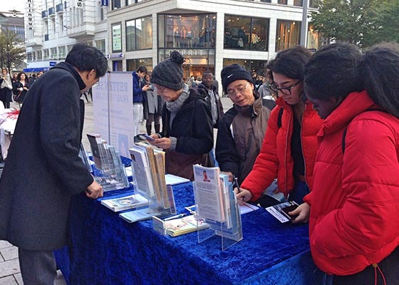 Image for article Alemania: Los habitantes de Hamburgo muestran su gratitud al conocer Falun Dafa