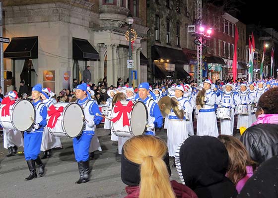 Image for article Filadelfia: Los practicantes de Falun Dafa actúan en el Desfile de las Fiestas por décimo año