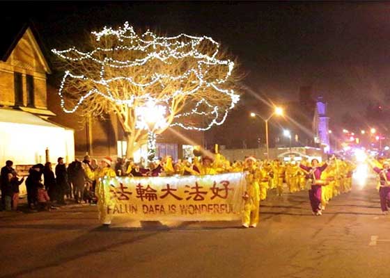 Image for article Toronto: Los practicantes participan en los desfiles festivos de siete ciudades canadienses