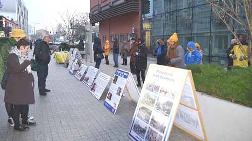 Image for article Poznan, Polonia: Pareja viaja casi 320 km solo para aprender Falun Gong