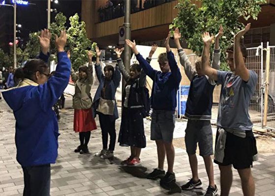 Image for article Nueva Zelanda: las familias aprenden sobre Dafa en el Festival de la Linternas de Christchurch