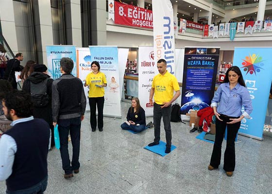Image for article Turquía: los asistentes a la Exposición del Libro experimentan paz interior con Falun Gong