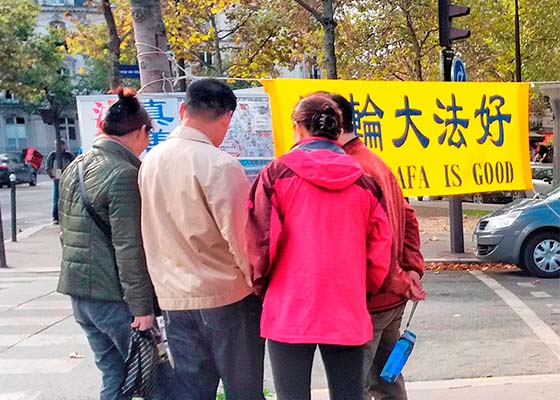 Image for article  París: más de 30 turistas chinos renuncian a las organizaciones del partido comunista en la Torre Eiffel