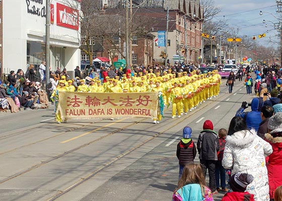 Image for article Falun Dafa fue recibido calurosamente en los desfiles de Pascua de Toronto
