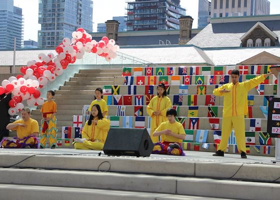 Image for article Toronto: Demostrando ejercicios de Falun Gong en un Festival Cultural