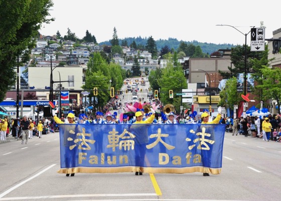 Image for article Vancouver, Canadá: “Es el Día de las Felicitaciones y me quito el sombrero ante Falun Gong”