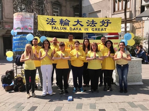 Image for article Turquía: Celebrando el Día Mundial de Falun Dafa en Estambul y Mersin