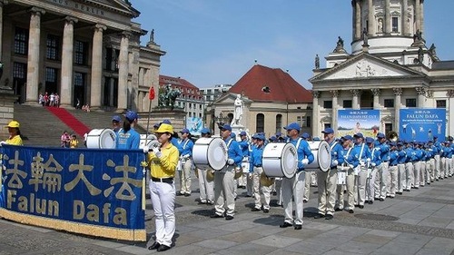 Image for article ​Europa: Conmemorando el décimo noveno aniversario de la resistencia pacífica de Falun Dafa
