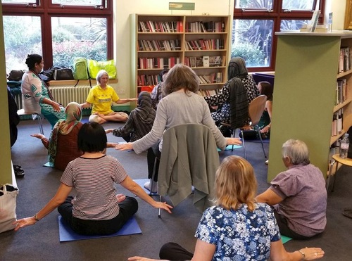Image for article Londres: Todas las semanas se enseñan los ejercicios de Falun Dafa en la biblioteca del Centro Cívico Merton 